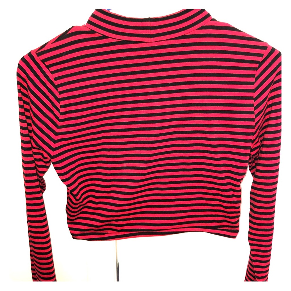Cropped long sleeve shirt.